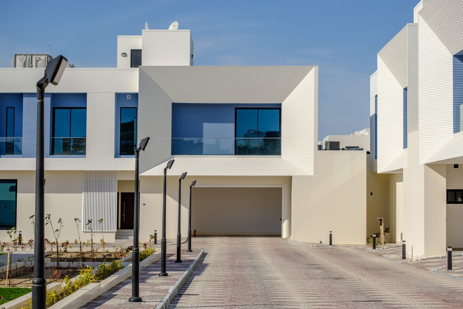 White,And,Blue,Modern,Villas,In,A,Middle,Eastern,,High-end,